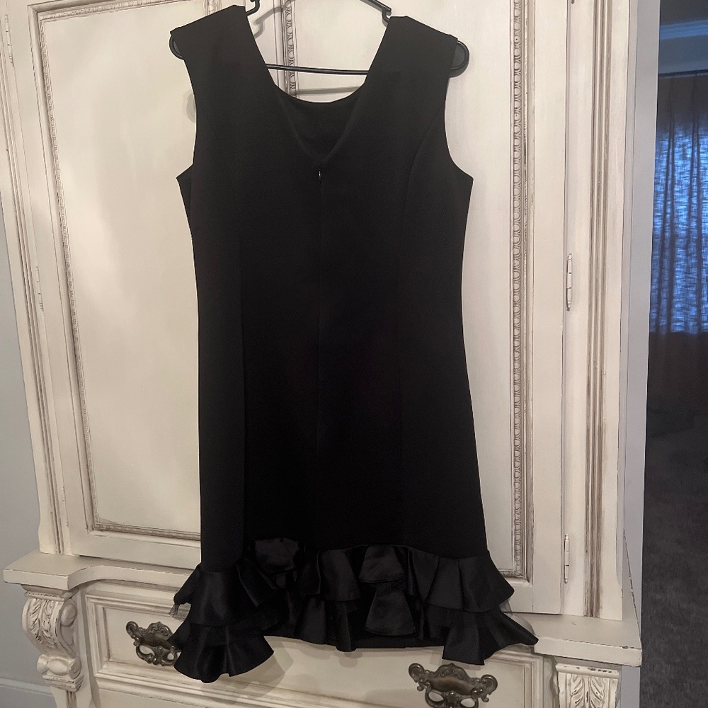 Donna Ricco Ruffled Hem sheath dress